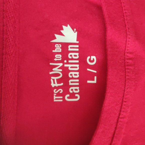 Canadian Red Souvenir Shirt - Picture 2 of 4